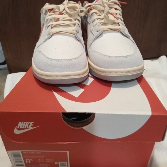 NIKE DUNKS SIZE 8.5 NEW D,S - Picture 5 of 5